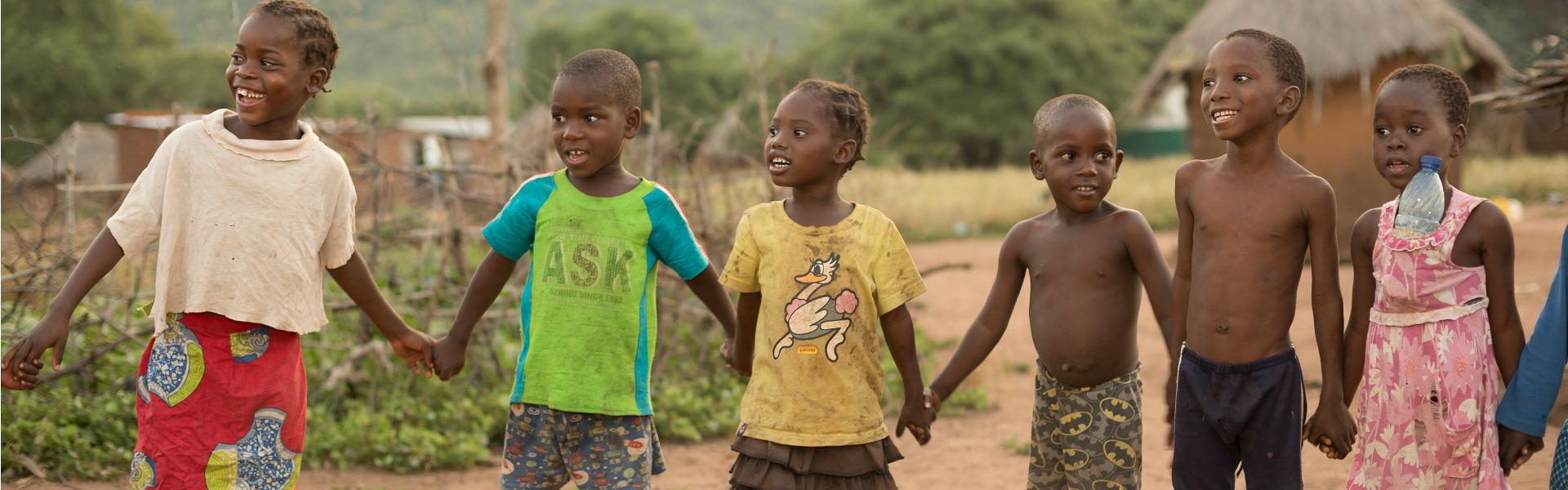 Kinder aus Afrika halten sich an den Händen