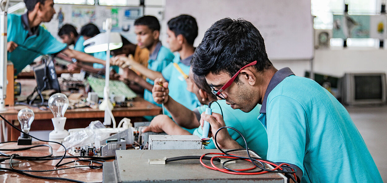Ein junger Mann aus Sri Lanka arbeitet in einem Ausbildungszentrum für Menschen mit Behinderung.