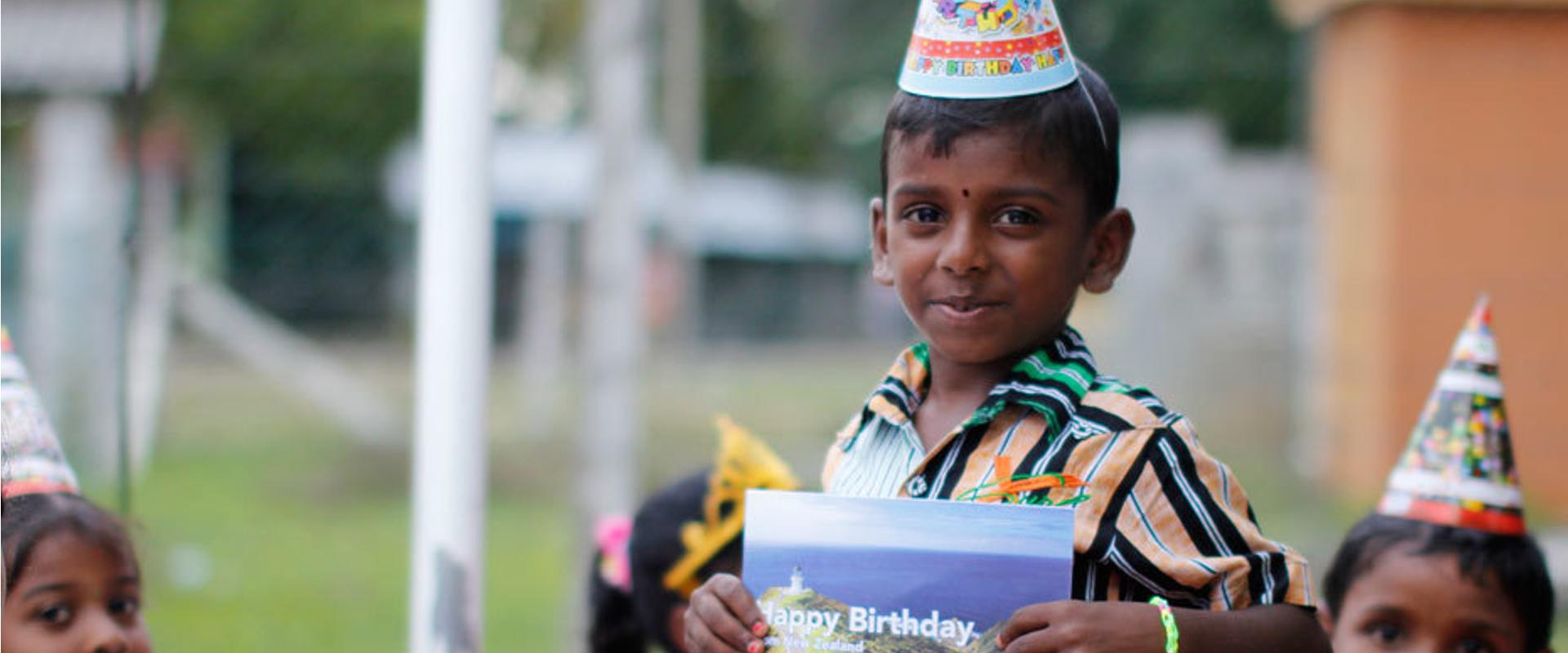 Junge in Sri Lanka feiert Geburtstag