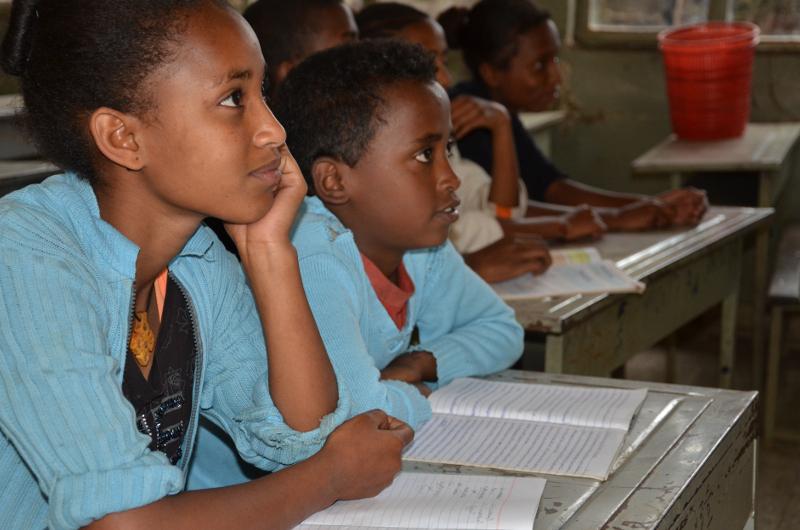 Äthiopische Schülerinnen hören im Unterricht aufmerksam zu