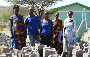 Äthiopien Ressourcenschutz: Frauen produzieren Energiesparöfen