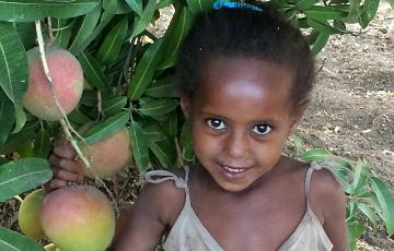 Äthiopien Ressourcenschutz: Mädchen neben Obstbaum