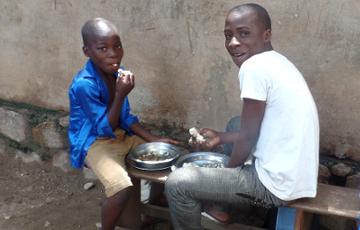 Zwei ehemalige Straßenkinder essen zu Mittag 