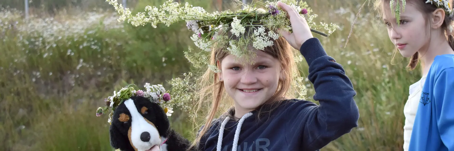 Ein ukrainisches Mädchen hat einen Blumenkranz auf dem Kopf.
