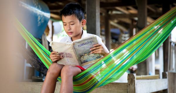 Junge aus Kambodscha liest