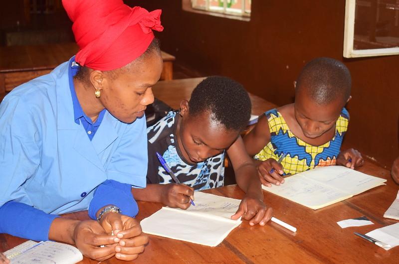 Die "Hexenkinder" von Bukavu: Kinder beim Lernen
