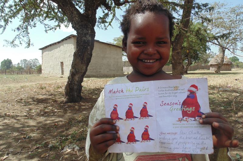 Chaltu, ein Patenkind aus Äthiopien, hält einen Brief ihres Paten in den Händen