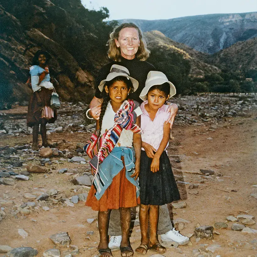 The photo shows ChildFund Germany founder Astrid Greiner with two sponsored children from Brazil.