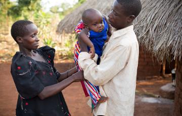 Mutter in Uganda gibt ihren Sohn dem Vater