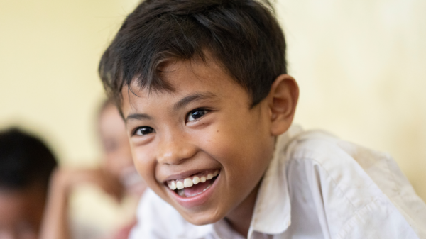 Ein Junge aus Kambodscha im Schulunterricht.