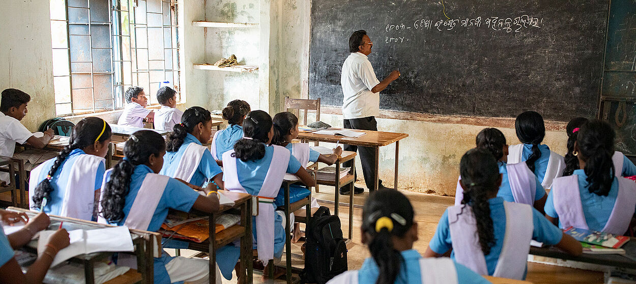 Das Bild zeigt eine Schulklasse in Indien.