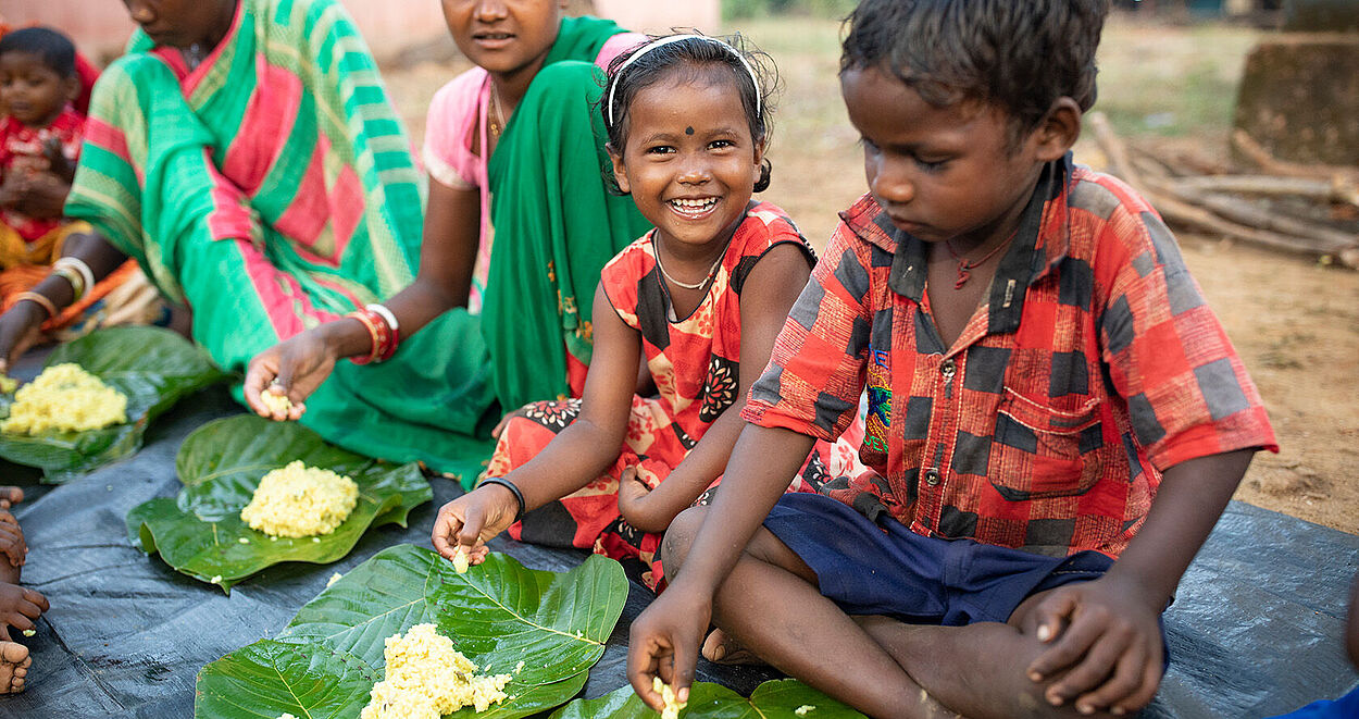 Auf dem Bilder essen mehrere Kinder Getreidebrei. 