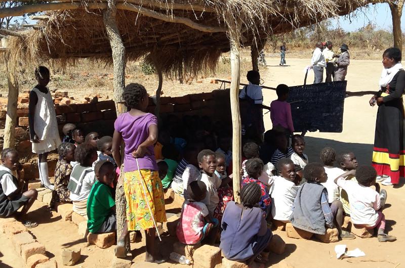 Improvisiertes Schulgebäude in Sambia