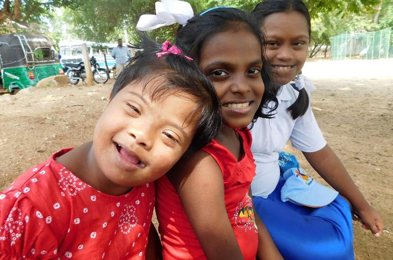 Drei Mädchen mit Behinderung in Sri Lanka