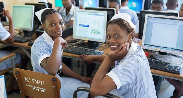 Zwei Auszubildende in einer Krankenpflegeschule