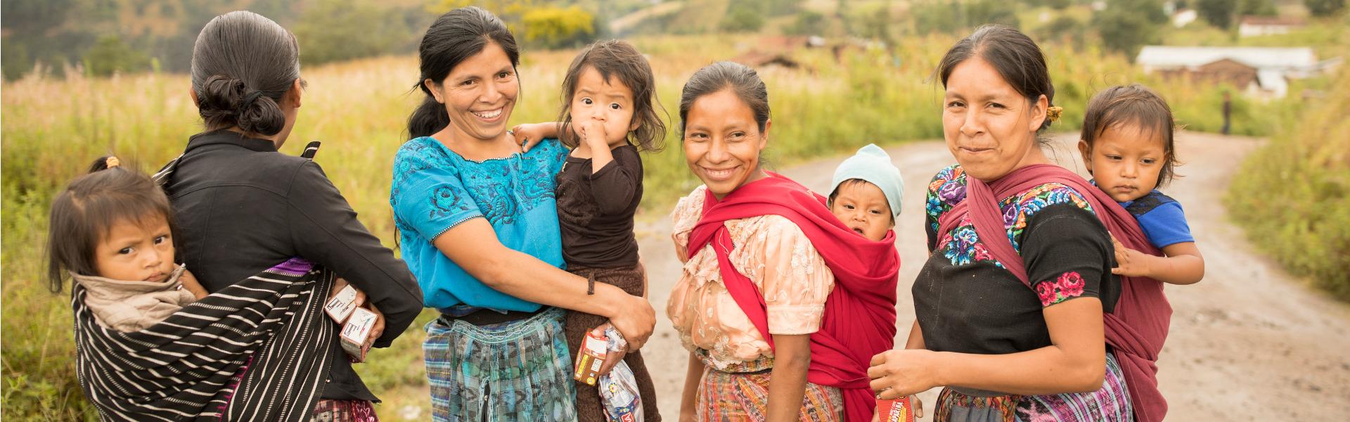 Mütter aus Guatemala mit ihren Babys