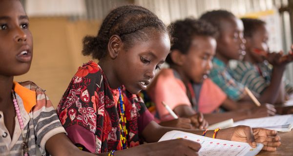 Schülerinnen lernen in einem Klassenzimmer in Kenia
