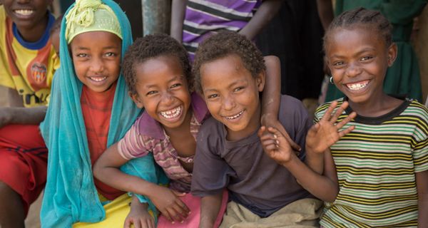 Äthiopische Patenkinder lachen in die Kamera