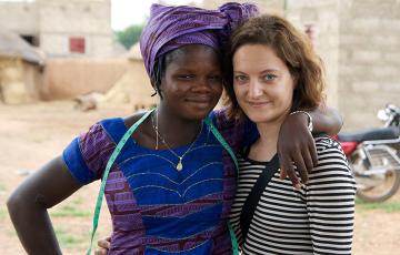 Patin mit dem ehemaligen Patenkind ihrer Familie in Burkina Faso 