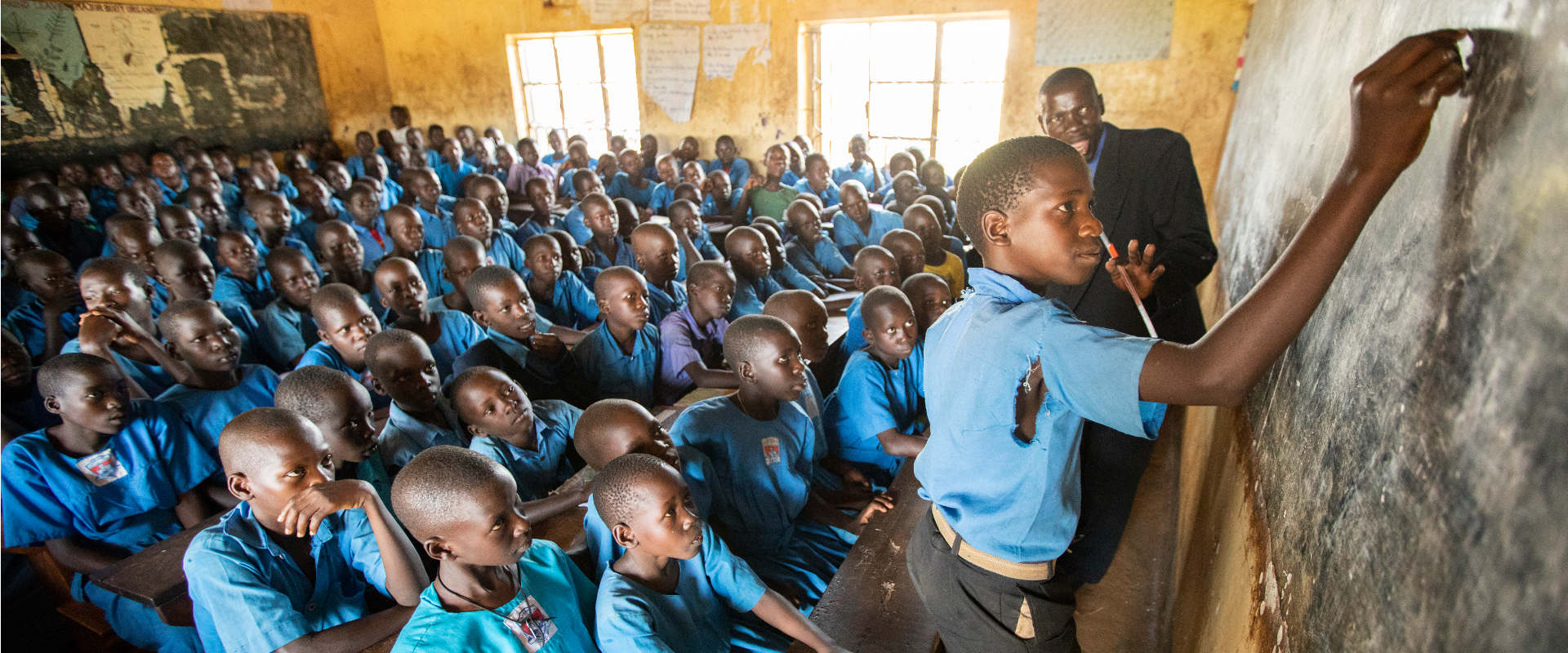 Überfüllter Klassenraum in Uganda