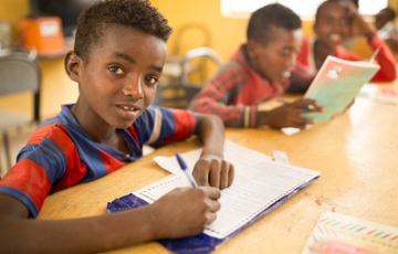Ein äthiopischer Junge profitiert von seiner Patenschaft, die ihm den Schulbesuch ermöglicht