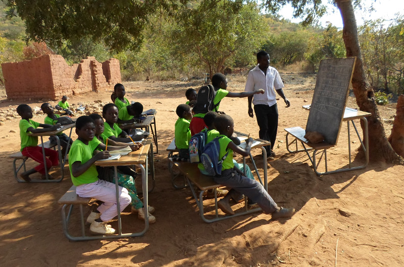 Unterricht unter freiem Himmel in Sambia