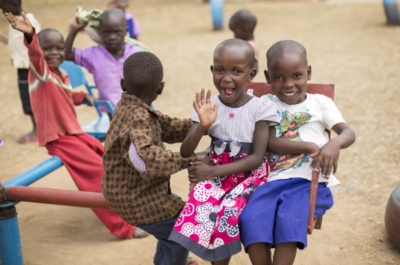 Kinder auf einem Spielplatz in Uganda