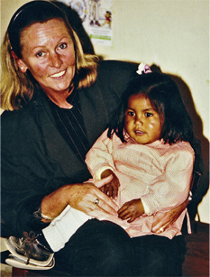 Astrid Greiner hält ein Mädchen aus Peru in den Armen