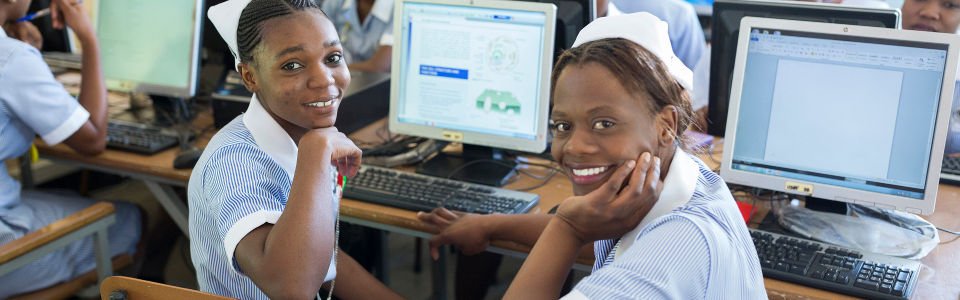 Auszubildende sitzen vor Computern in Sambia